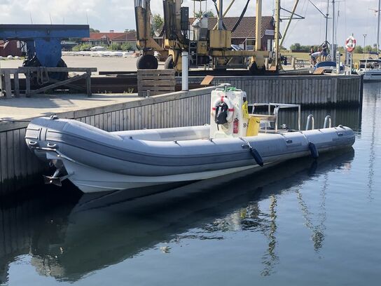 32' - 9.6m  RIB BWA 9000 med indenbords 7.3L Mercruiser