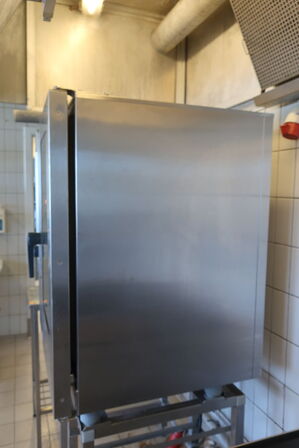 Industrikombiovn RATIONAL ClimaPlus Combi CPC samt rustfristål bord