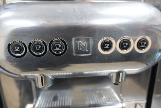 Kaffemaskine NESPRESSO AG220PRO med kopper