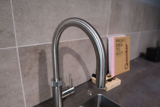 Armatur QUOOKER med tank QUOOKER CUBE CB, kulsyrepatron m.m.