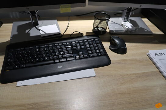 2 stk. computerskærme HP E234i med tastatur, mus og dockingstation