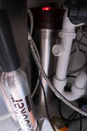 Armatur QUOOKER med tank QUOOKER CUBE CB, kulsyrepatron m.m.