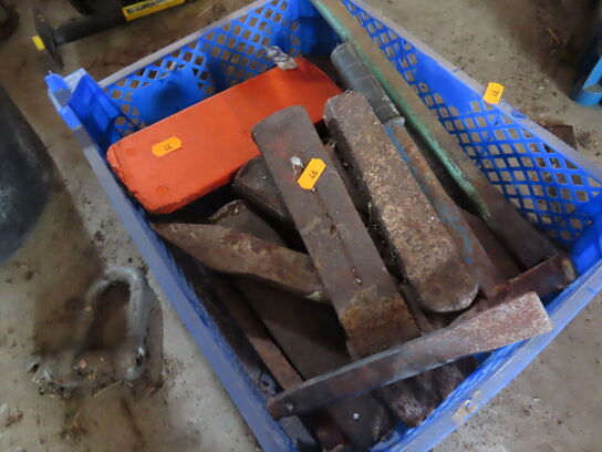 Kasse med metalkiler til træfældning