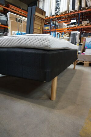 Huma Premium Boxseng med træben og Nordisk fjer Combi topmadras 120x200 cm 
