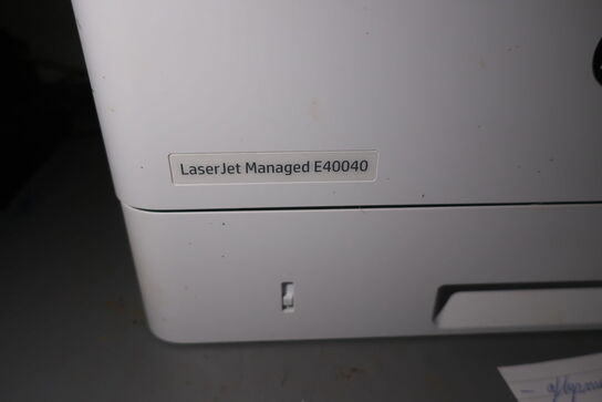 Kontorstol, printer HP LaserJet Managed E40040, dockingstation LENOVO 