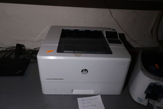 Kontorstol, printer HP LaserJet Managed E40040, dockingstation LENOVO 