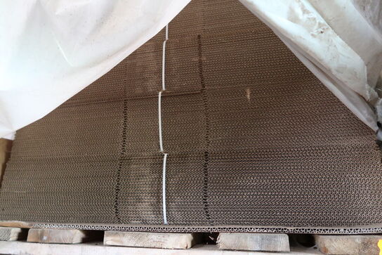 2 stk. paller med papkasser