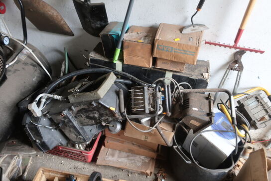 Diverse arbejdslamper, haveredskaber m.v. 