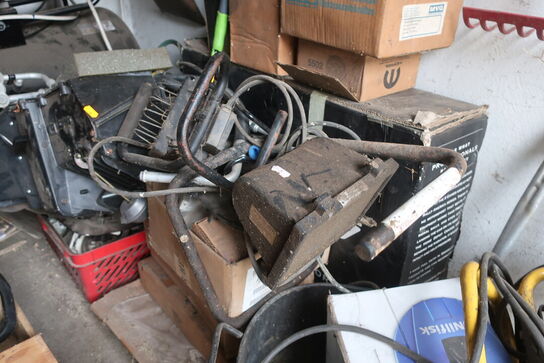 Diverse arbejdslamper, haveredskaber m.v. 