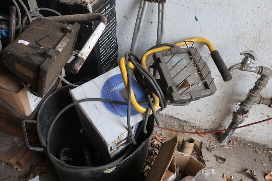 Diverse arbejdslamper, haveredskaber m.v. 