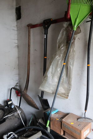 Diverse arbejdslamper, haveredskaber m.v. 