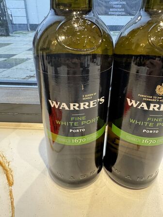 2 fl. Warre's Fine White port  MOMSFRI