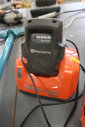 Batterilader samt 2 stk. batterier HUSQVARNA