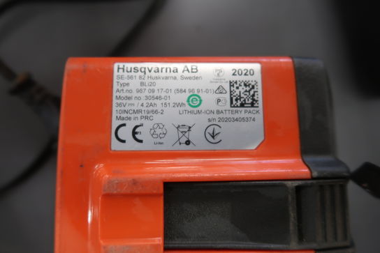 Batterilader samt 2 stk. batterier HUSQVARNA