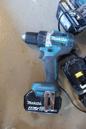 4 stk. Bore-/skruemaskiner MAKITA samt 5 stk. Batterier og 1 lader 