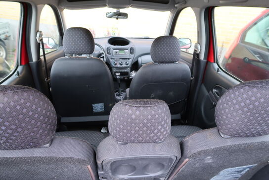 Personbil TOYOTA YARIS 1,3 Verso  (momsfri)