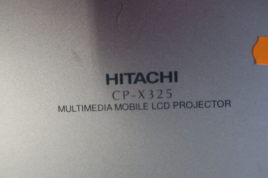 Projektor HITACHI CP-X325 og music receiver