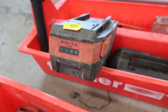 Lader MILWAUKEE, lader HILTI samt batterier HILTI