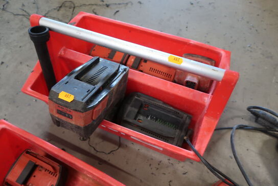 Lader MILWAUKEE, lader HILTI samt batterier HILTI