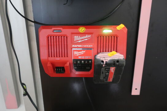 2 stk. ladere MILWAUKEE M1418C6, M18 DFC med 5 stk. batterier 