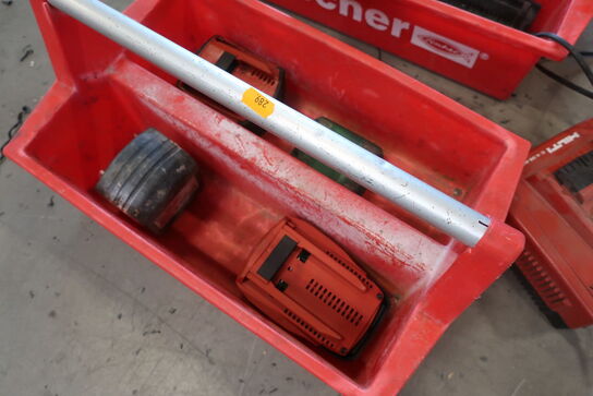 Lader MILWAUKEE, lader HILTI samt batterier HILTI