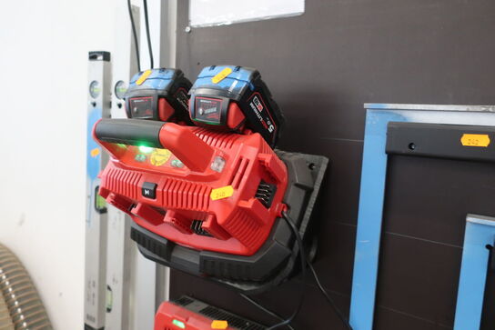 Lader MILWAUKEE M1418C6 med 2 stk. batterier