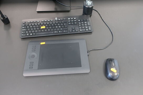 Computerskærm HP Z23 med tastatur, tegnebræt WACOM m.m.