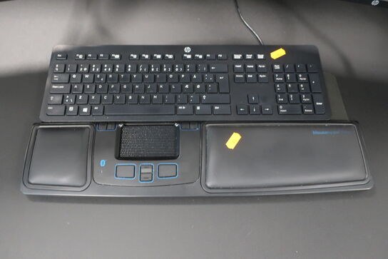 2 stk. computerskærme HP Z23n med tastatur, mus, headset m.m.