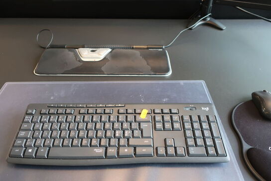 2 stk. computerskærme HP Z23n med tastatur, mus, headset m.m.