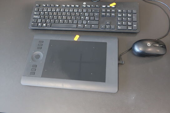 Computerskærm HP Z23n, tegnebræt WACOM, mus og tastatur m.m.