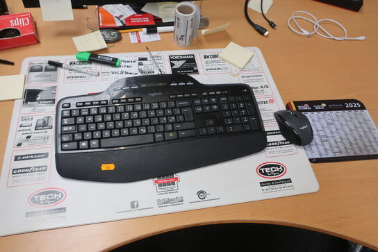 IT-udstyr på skrivebord