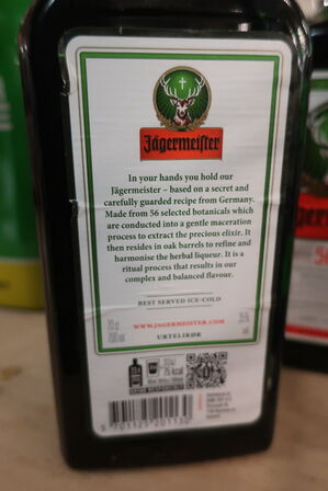 9 fl. likør JÄGERMEISTER 70 cl.