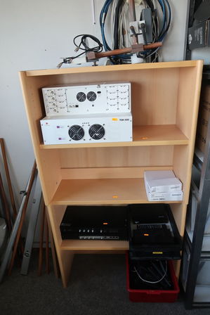 Reol med hovedstation TRIAX TDH 800, WiFi EoC controller m.m.