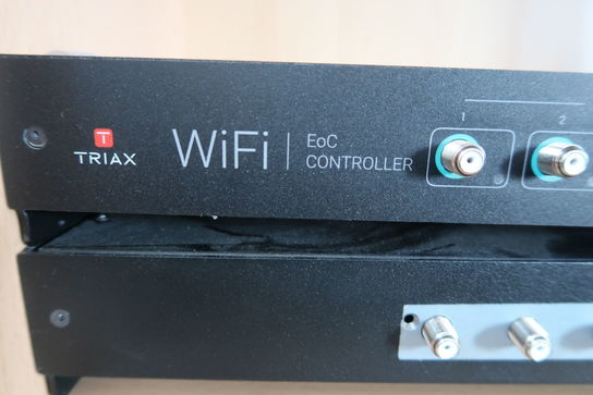 Reol med hovedstation TRIAX TDH 800, WiFi EoC controller m.m.