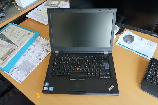 Bærbar computer LENOVO med skærme og dock