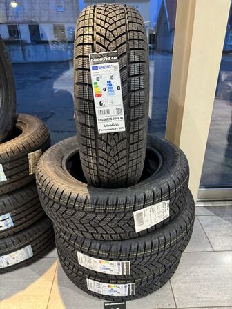 4 stk. Goodyear UltraGrip Performance + SUV 225/60 R18 104V Vinterdæk