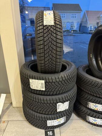 4 stk. Goodyear UltraGrip Performance + 215/55 R17 98V XL Vinterdæk