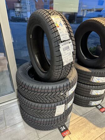 4 stk. Goodyear UltraGrip Performance + SUV 225/60 R18 104H XL Vinterdæk