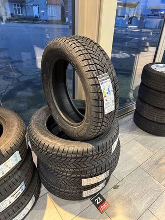 4 stk. Goodyear UltraGrip Performance + SUV 225/60 R18 104V Vinterdæk