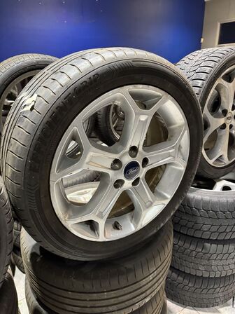 4 stk. Ford Alufælge 17" med Goodyear 215/50R17 dæk