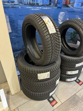 4 stk. Goodyear UltraGrip Performance + 215/55 R17 98V XL Vinterdæk