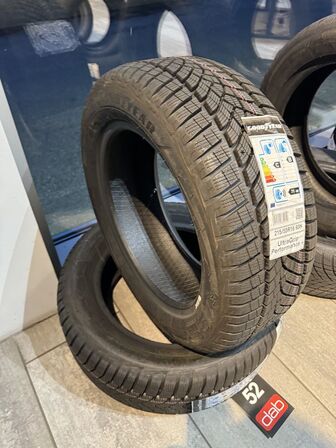 2 stk. Goodyear Ultra Grip Performan 215/55 R16 93H Vinterdæk