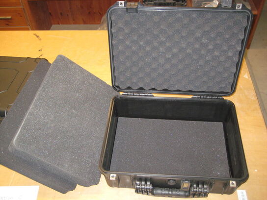 2 stk. Flightcase med plukskum til tilpasning af indhold. Mål indv. 17x33x46 cm.