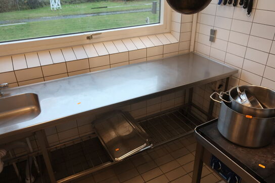 Rustfrit bord uden indhold