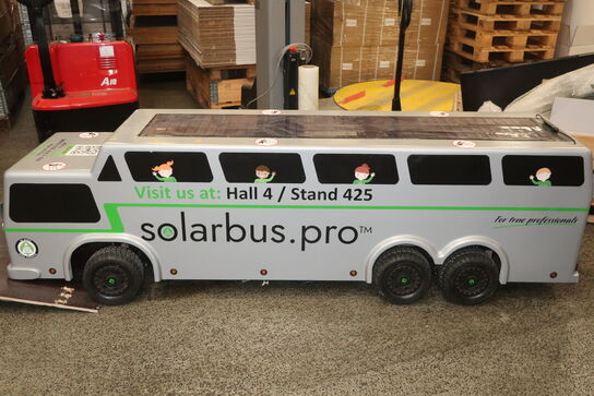 Udstillingspodie/opbevaring med selvkørende "Solar Bus"