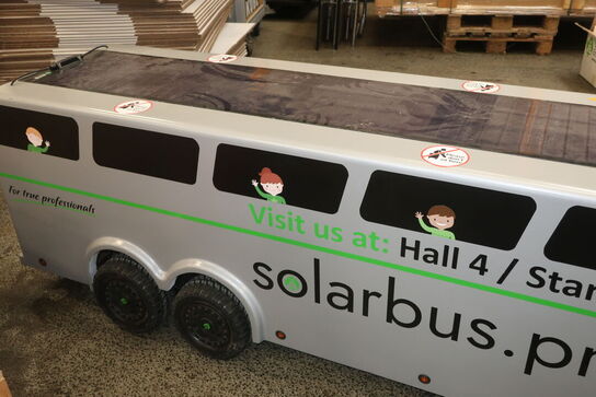 Udstillingspodie/opbevaring med selvkørende "Solar Bus"