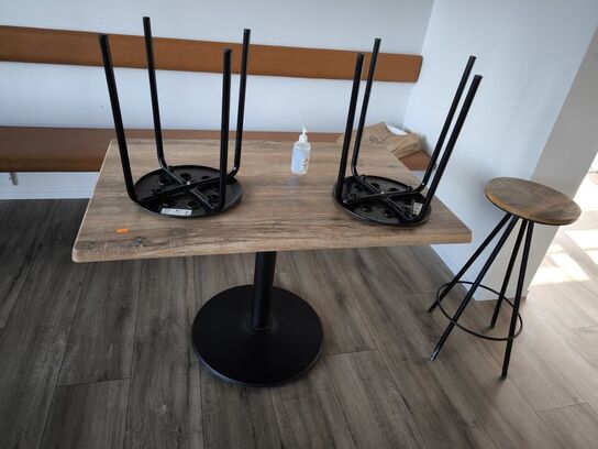 2 stk. cafeborde med 4 skamler