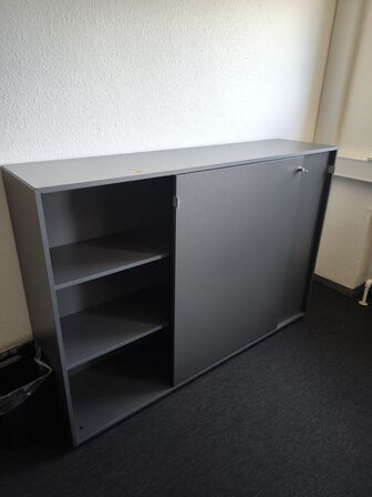 El-hæve-sænkebord med lampe og skab