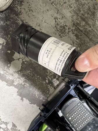 Kasse med DYMO og multimeter m.m.