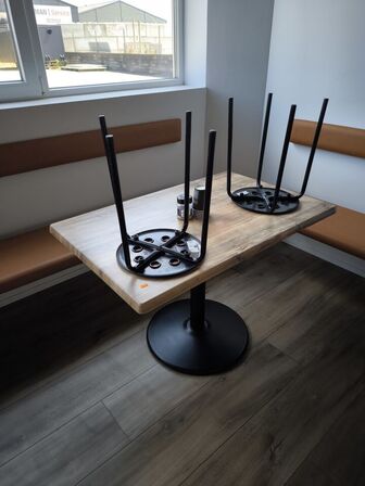 3 stk. cafeborde med 6 skamler